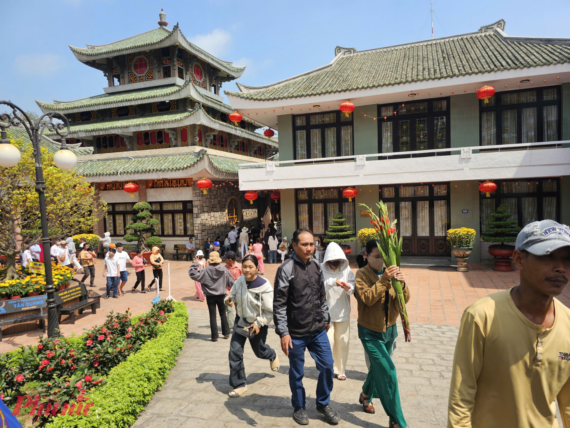 Đến từ phường Bình Dương, TP HCM, chị Lê Thị Thanh Huyền (38 tuổi) cho biết, năm nào cũng vậy, đầu năm mới cả gia đình chị đã giành thời gian 1 ngày để đến Chùa Bà để thắp hương cầu tài lộc, cầu bình an cho cả gia đình, gia đình phải đi từ đêm khuya, đến gần trưa mới chen chân vào chùa để thắp nhang cho bà. Năm nay cả gia đình thấy ngày 6 tốt nên lựa chọn làm ngày để viếng Bàà.