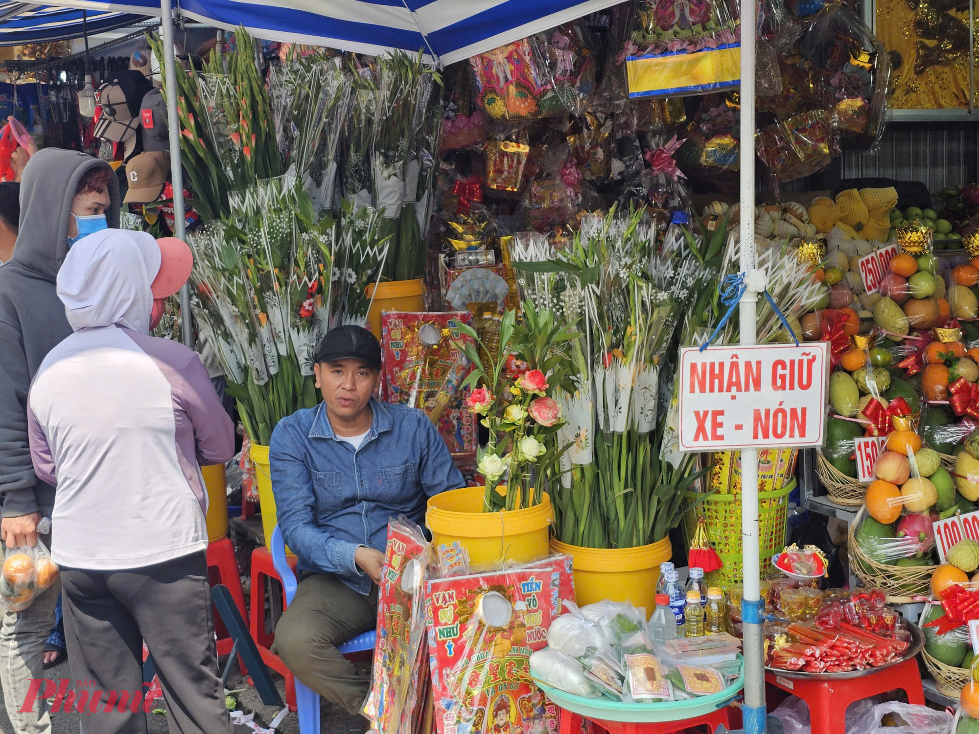 Bên ngoài khu vực Chùa Bà, người dân đua nhau kinh doanh hoa, trái cây hương..giữ