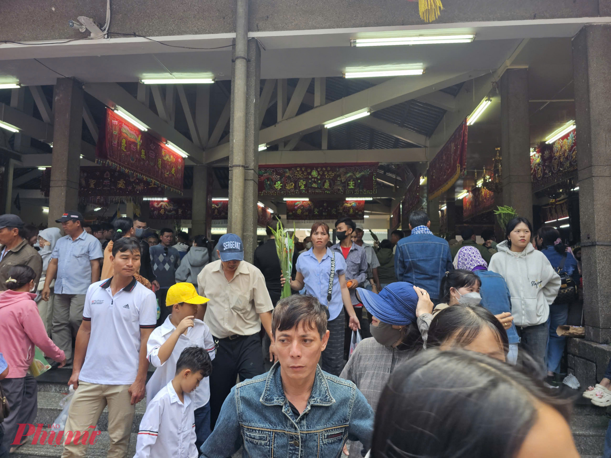 Ban quản lý cũng thông tin thêm, trước tình trạng lượng khách đến viếng đông so với nhiều năm trước, Ban đã thông báo yêu cầu du khách cảnh giác với tình trạng cướp giật và hạn chế thắp hương.