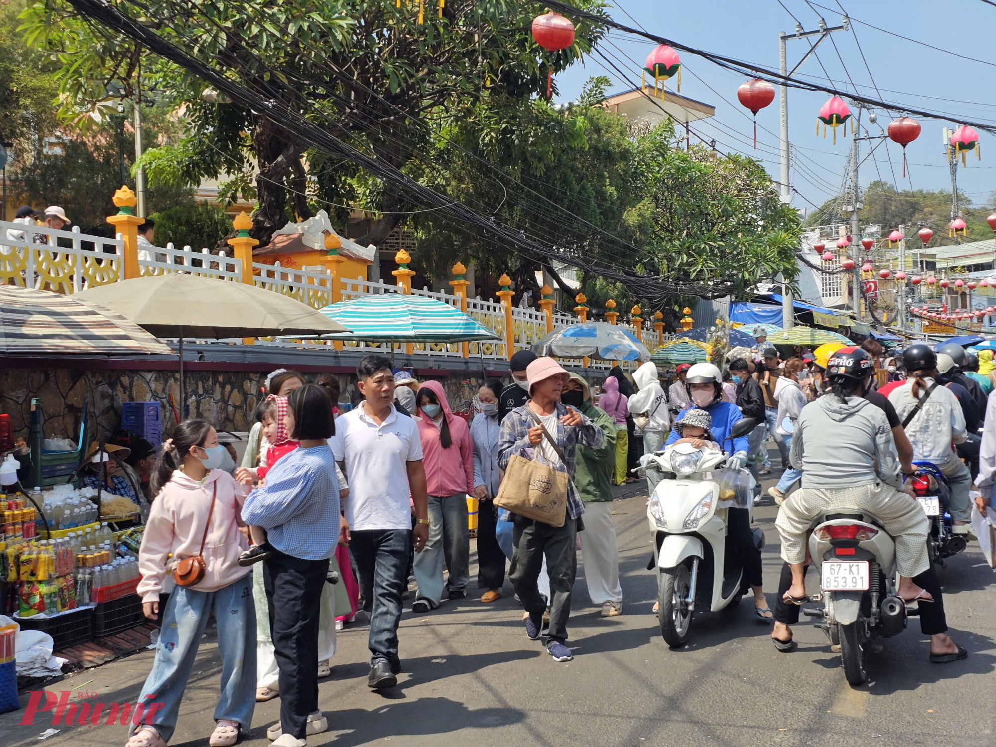 Ghi nhận của phóng viên, các tuyến đường vào Chùa Bà hầu như trong tình trạng ken kín các loại phương tiện. Hai bên đường người dân bày bán hoa, trái cây và dịch vụ giữ xe.