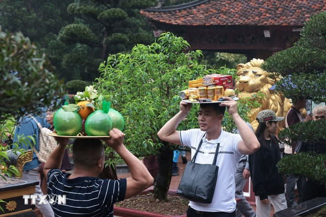 Du khách dâng lễ trong ngày khai hội - Ảnh: TTXVN