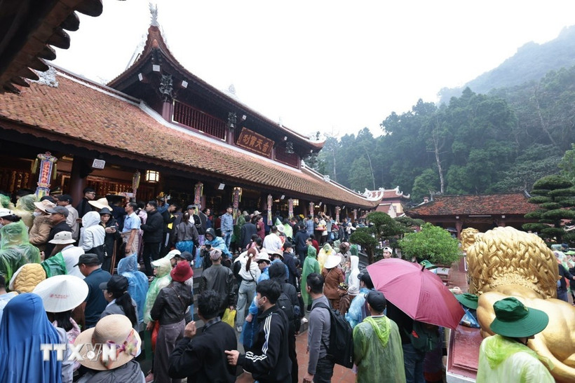 Du khách nườm nượp đổ về dưới mưa Xuân, dự khai hội Chùa Hương 2026 vừa diễn ra sáng nay, ngày 22/2 - Ảnh: TTXVN