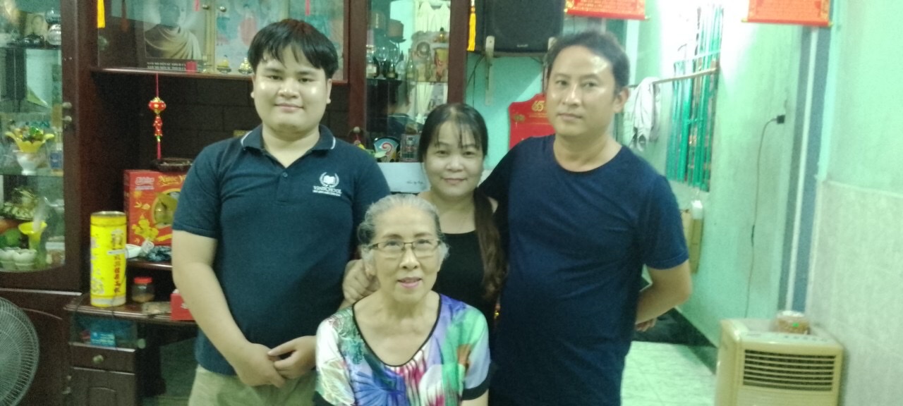 NSƯT Ngọc Dung cùng con trai, con dâu và cháu nội - Ảnh do nhân vật cung cấp 