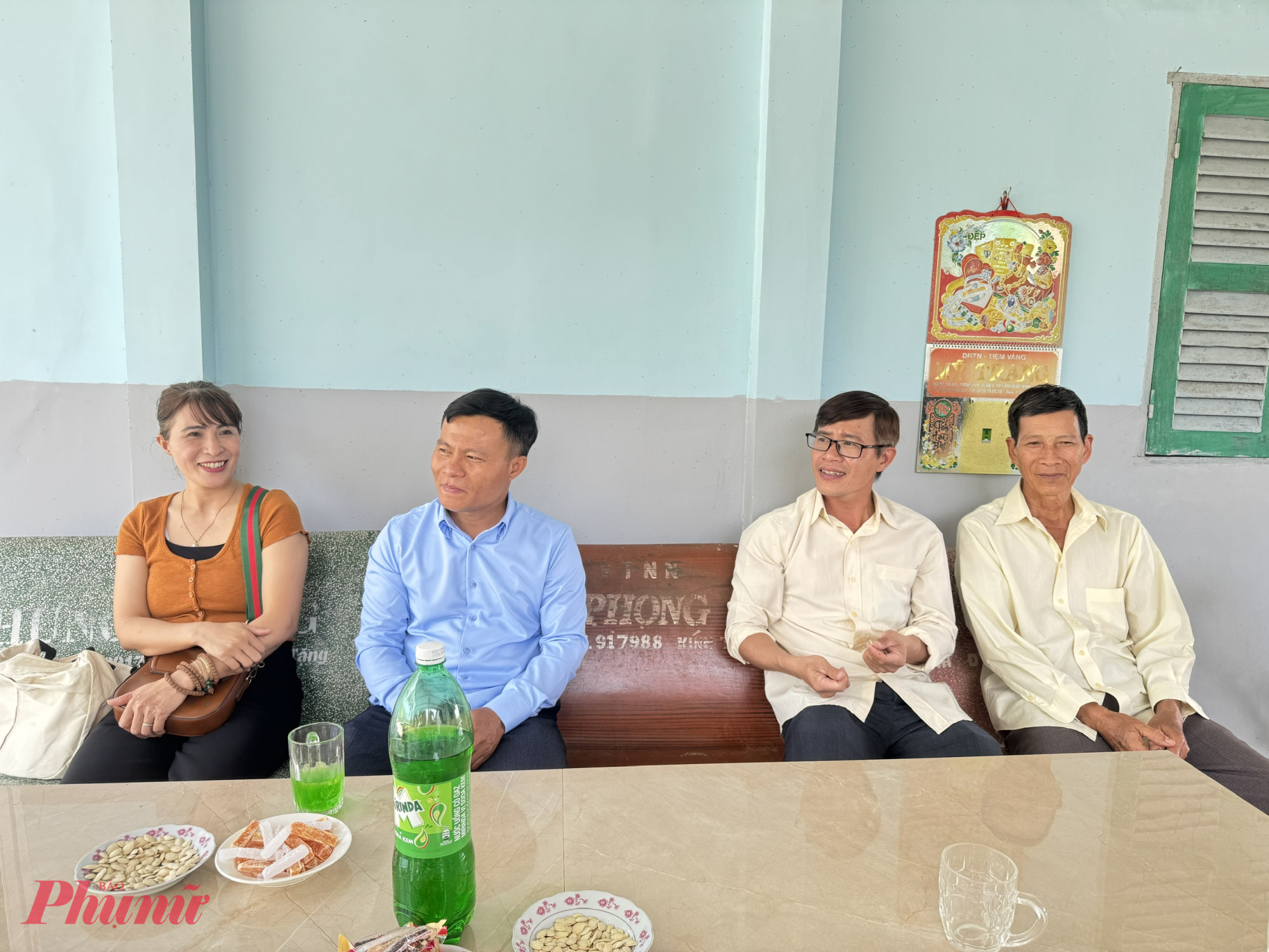 Các anh trai, chị dâu tôi cùng ghé thăm bác sui - ba vợ của anh Hai