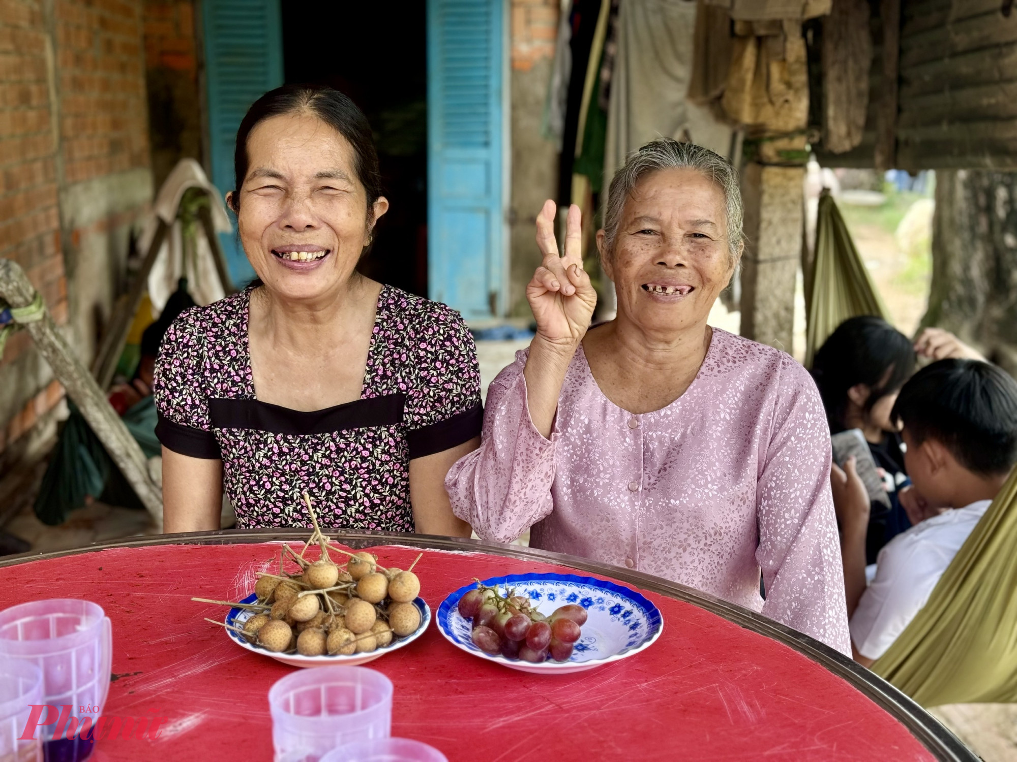 Mẹ tôi và bác sui - mẹ vợ của anh trai út 