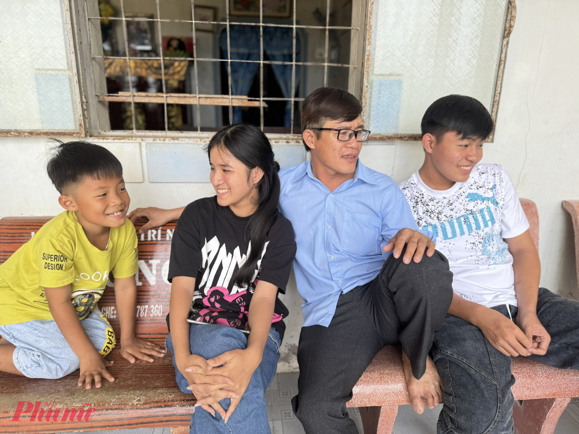 Khi đi thăm hàng xóm, bà con hoặc các bác sui, các anh tôi đều đưa con cái cùng đi