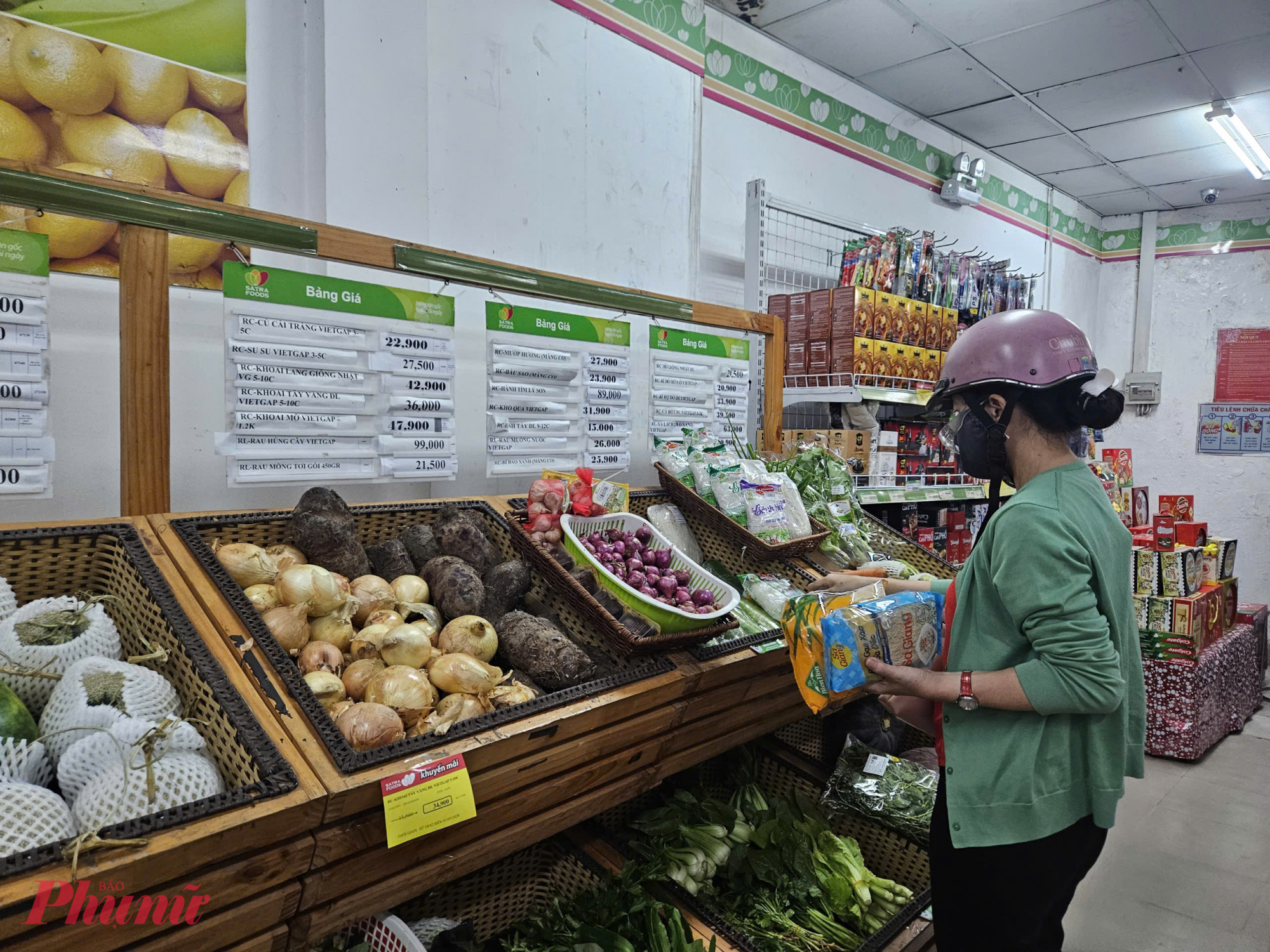 Trước đó, theo chia sẻ từ các nhà bán lẻ này, từ ngày mùng Sáu, hàng hóa sẽ được châm đầy đủ lên kệ hàng, các nhà bán lẻ cũng cam kết giữ giá, thậm chí giảm giá để hút khách trong dịp mua sắm đầu năm.