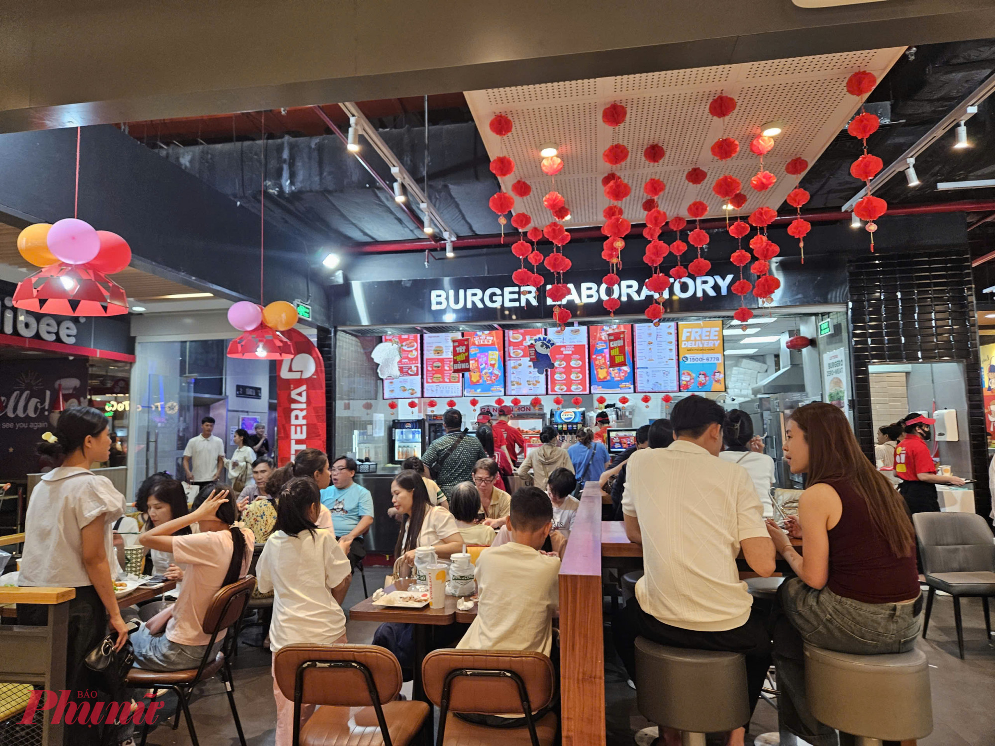 Khu vực ăn uống tại trung tâm thương mại Vạn Hạnh Mall kín khách.