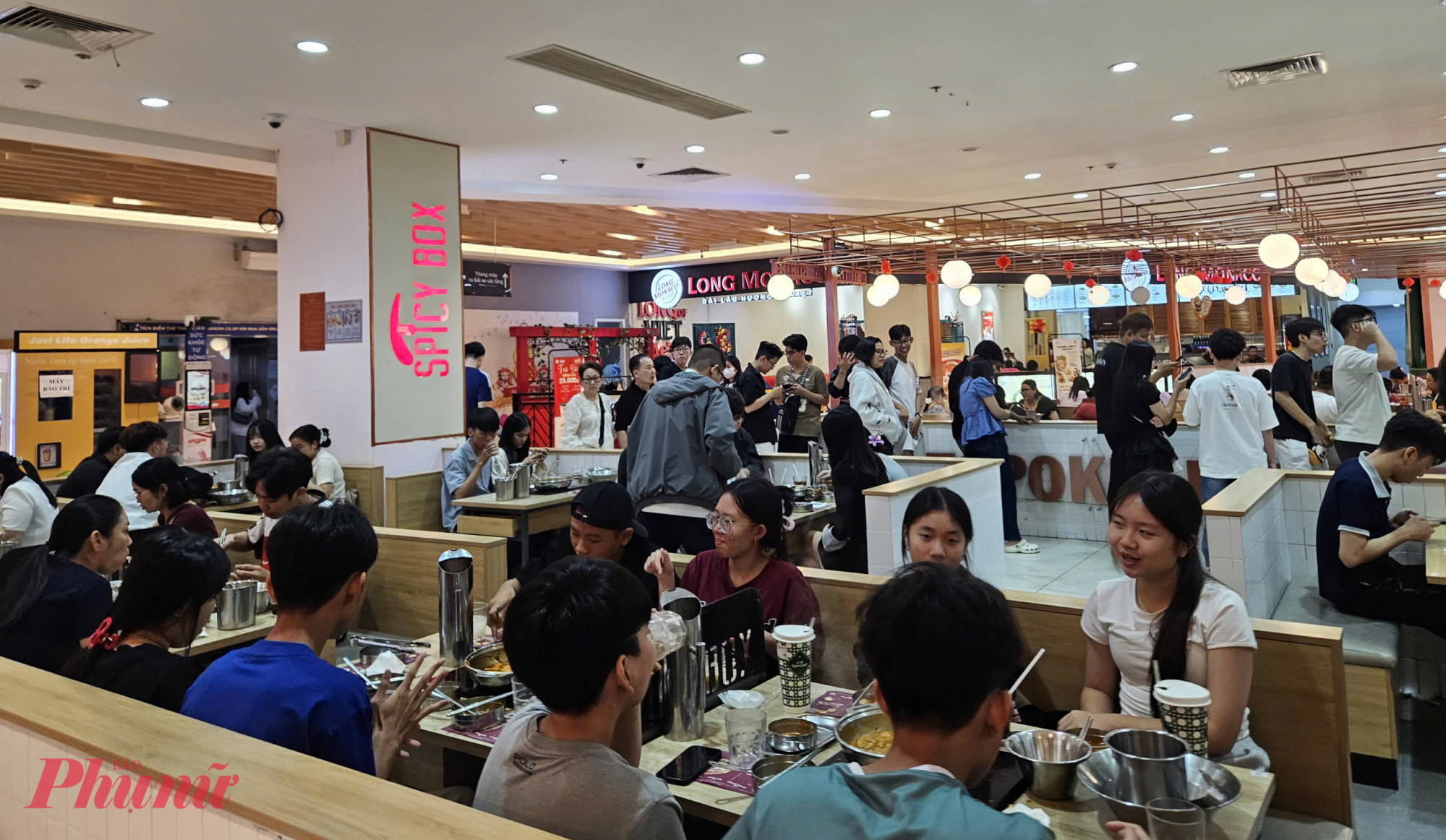 Do đông đúc, nhiều khách hàng phải chờ khá lâu mới tới lượt được phục vụ.