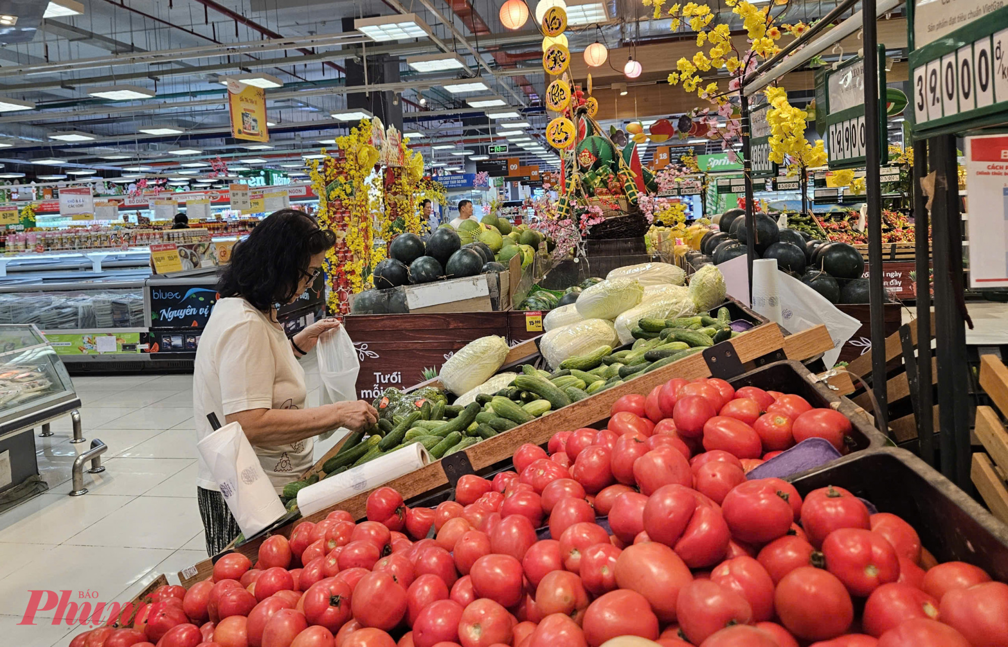 Khu vực thực phẩm tươi sống, rau củ thu hút khách trong ngày đầu năm.