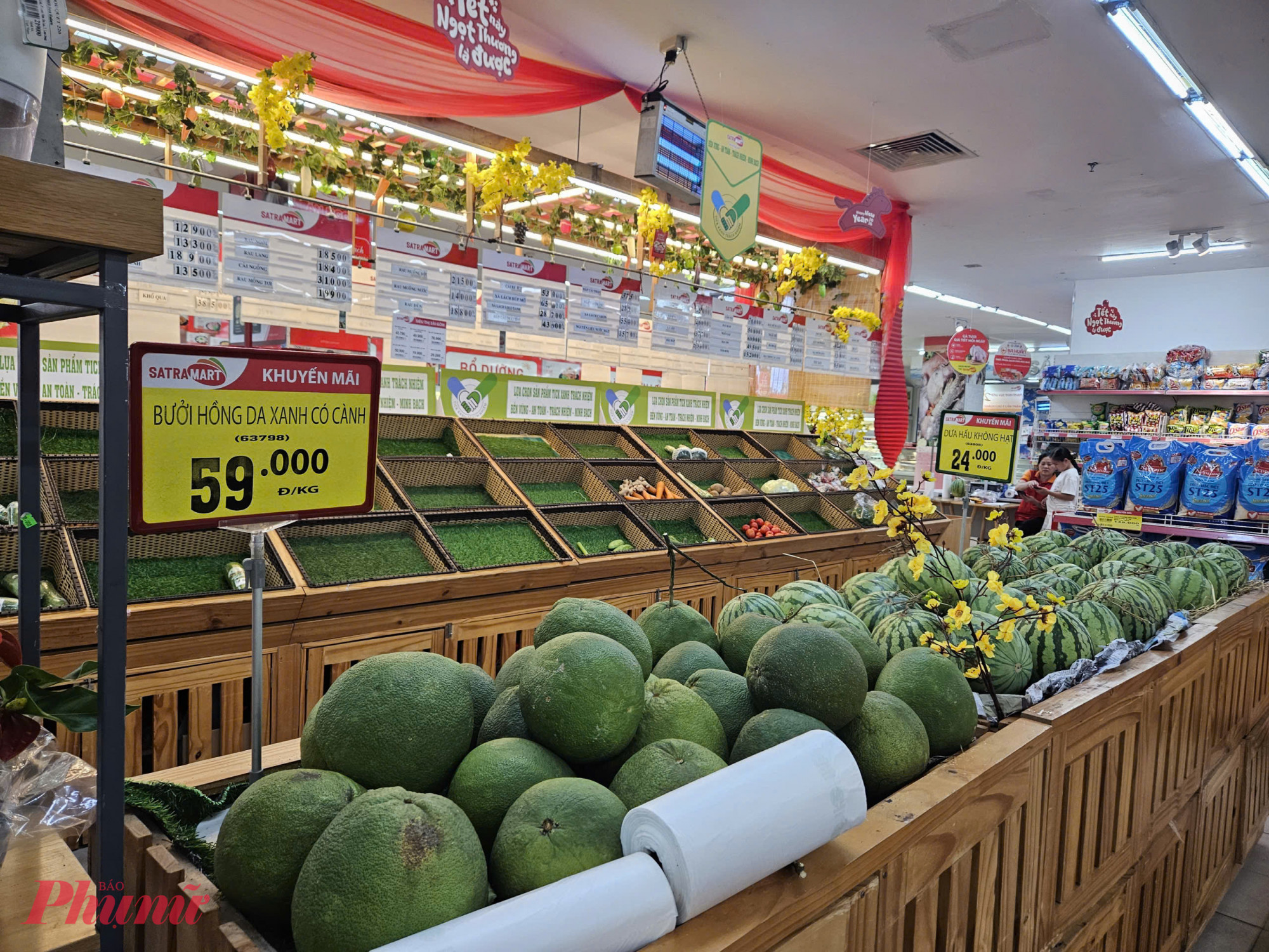 Tình trạng tương tự ở một siêu thị Satramart (phường Hòa Hưng), quầy rau xanh gần như trống trơn.