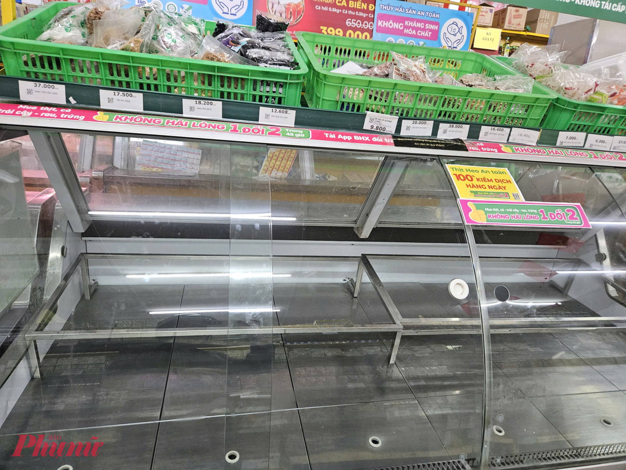 Tại một siêu thị Bách Hóa Xanh (phường Bình Quới), quầy thực phẩm tươi sống gần như trống trơn, kệ rau củ chỉ còn lác đác vài mặt hàng. 