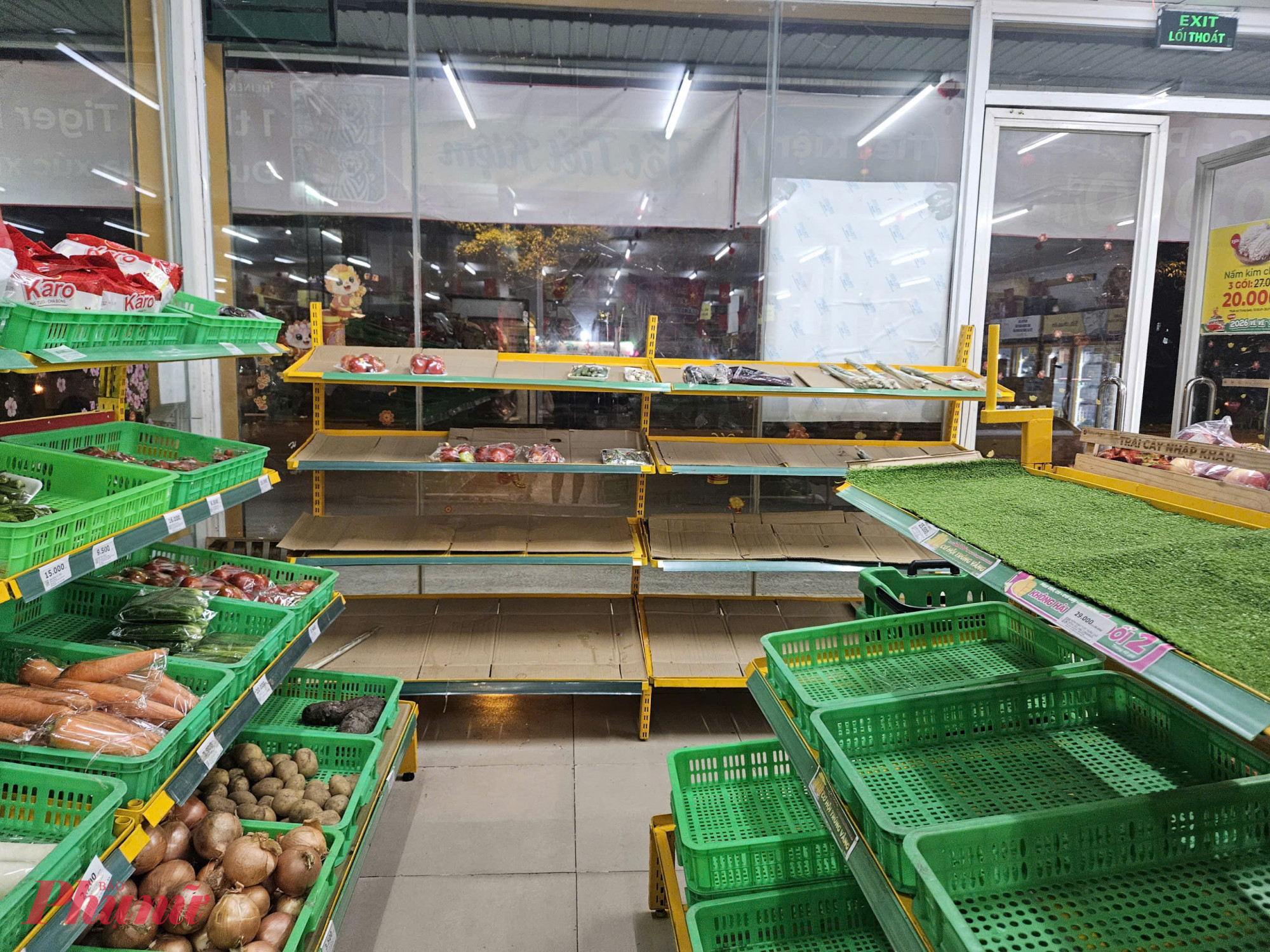 Các kệ rau củ chỉ nhập lác đác vài mặt hàng.