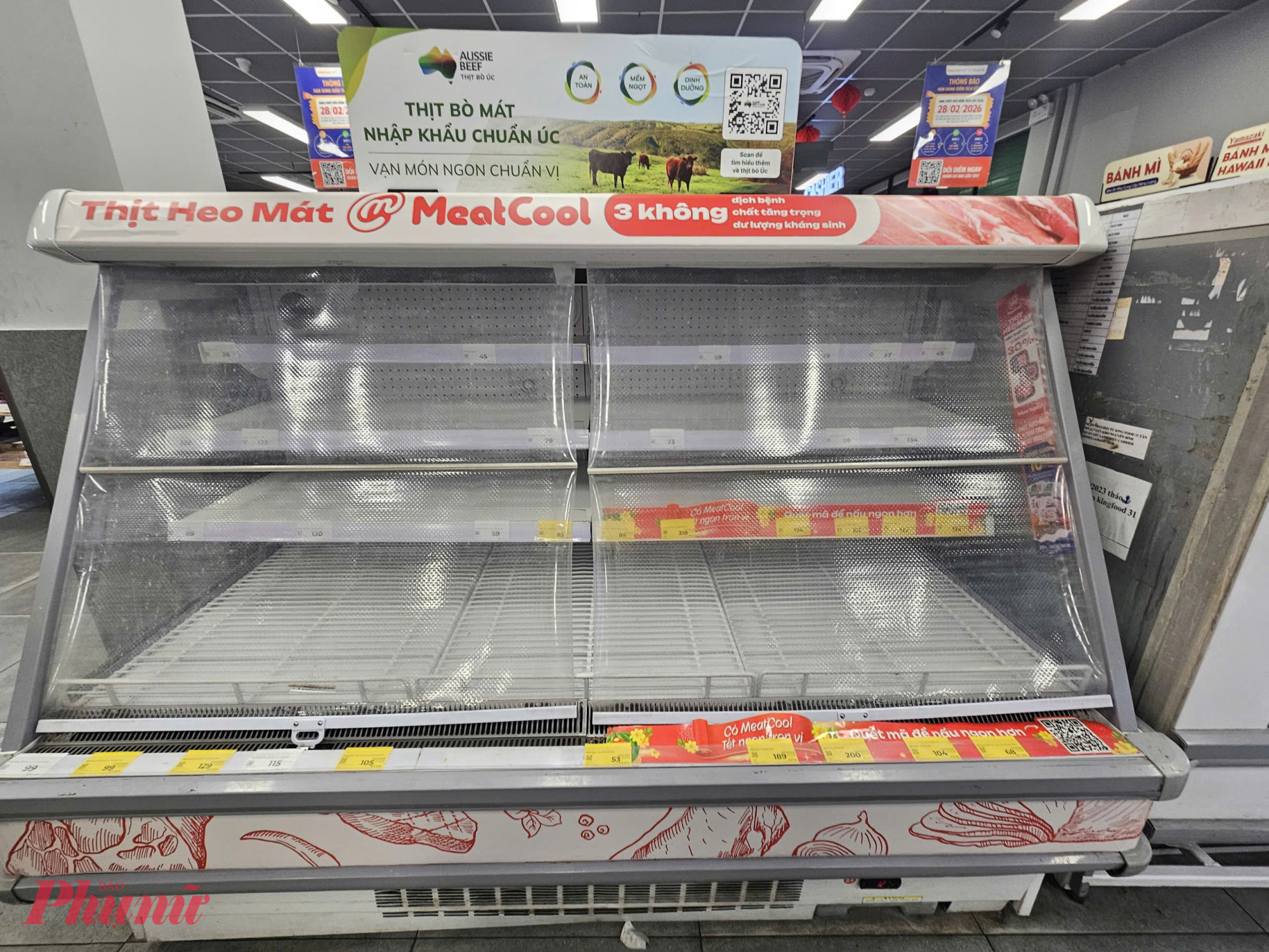Tương tự, ở một siêu thị Kingfoodmart khác, quầy thịt vẫn chưa nhập hàng trở lại, tủ mát đóng kín hoặc treo biển chờ bổ sung. 