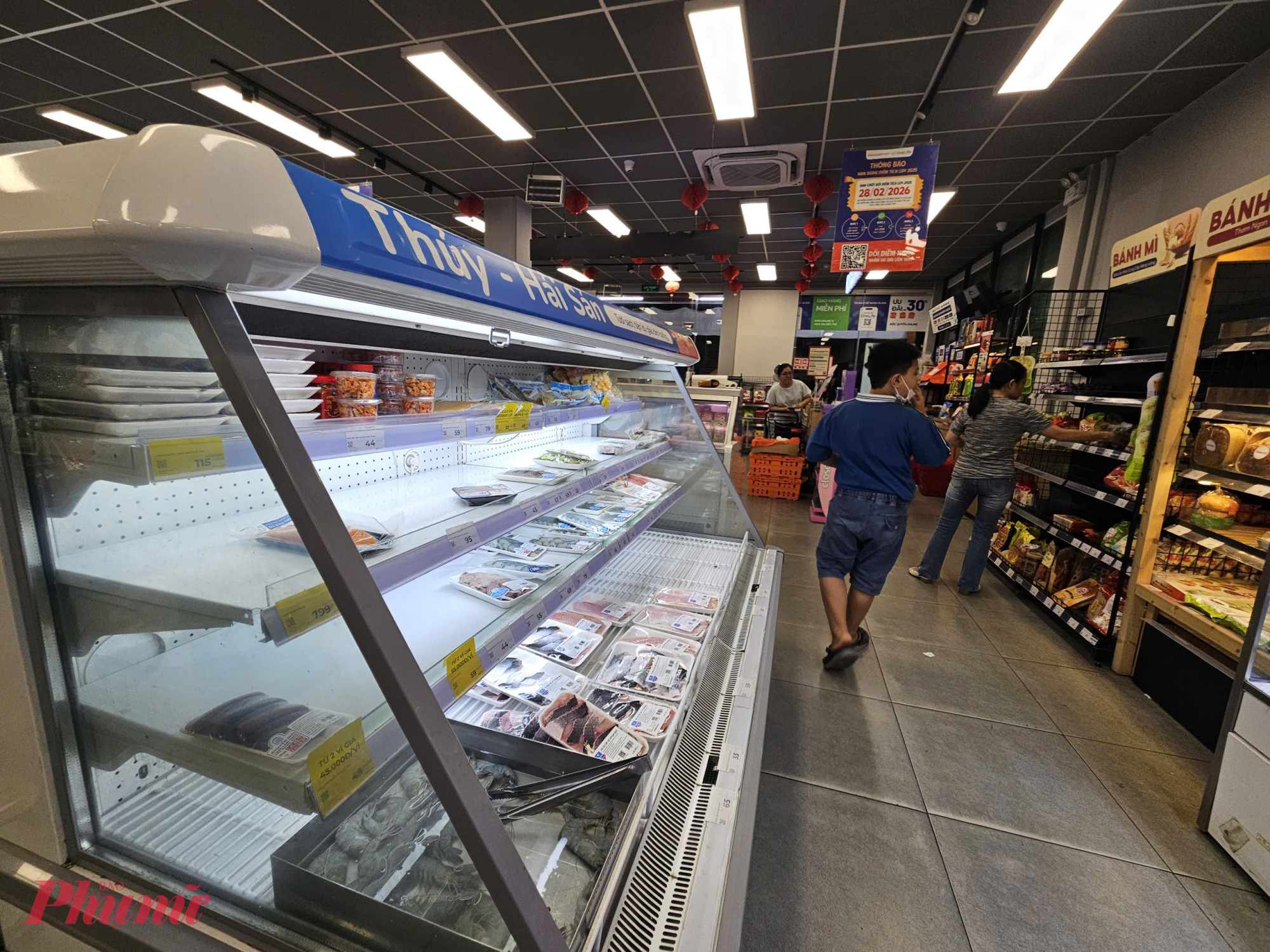 Theo chị Thanh Huyền, cư dân sống tại phường này, ngay khi siêu thị Kingfoodmart mở cửa lại sau tết chị đã tới mua sắm và được nhân viên siêu thị nói từ ngày mùng Sáu (22/2) các mặt hàng sẽ nhập đầy đủ. Tuy nhiên sáng nay đến siêu thị vẫn cũng còn trống một số quầy thực phẩm tươi.