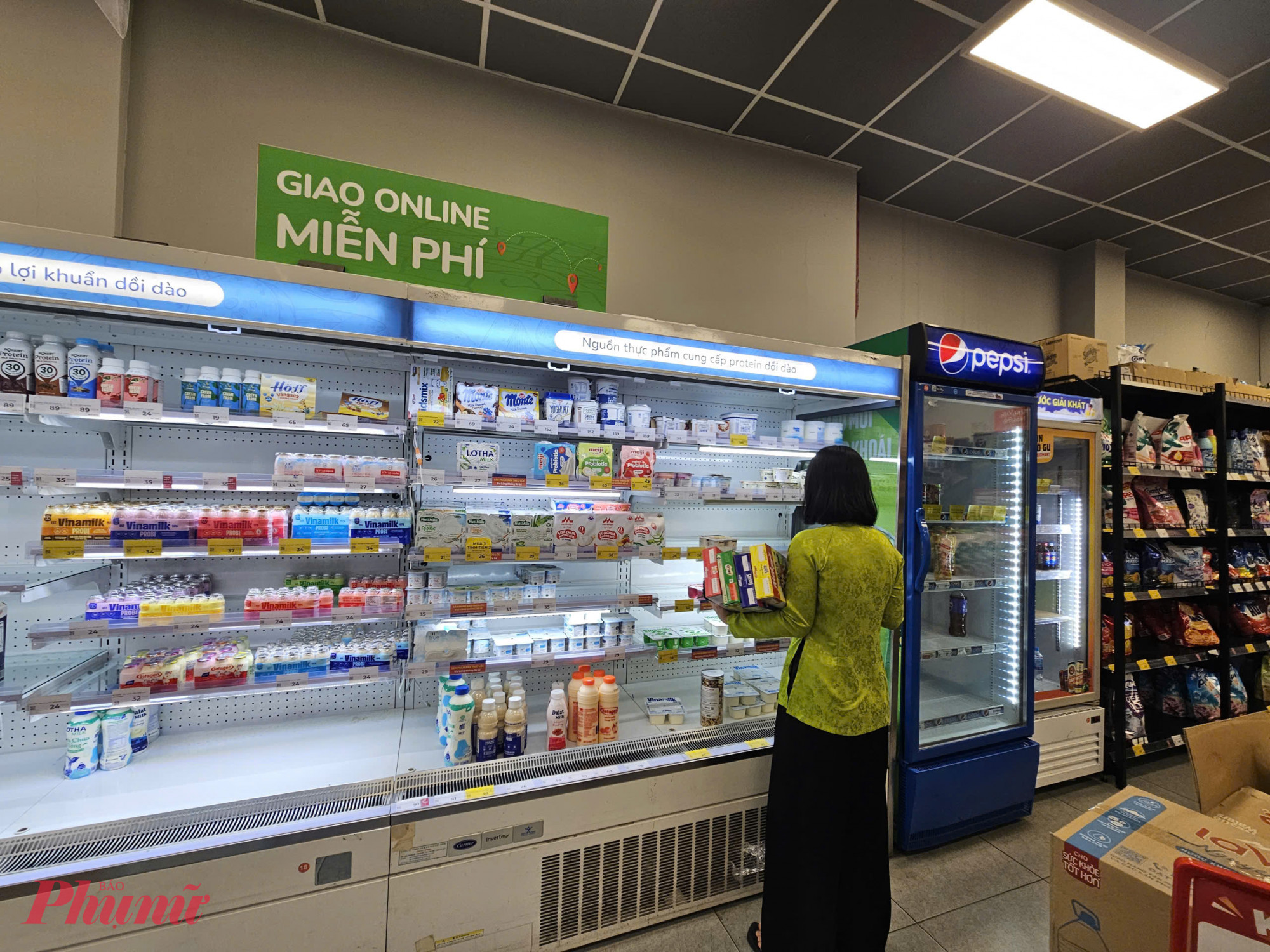 Không chỉ nhóm hàng tươi, ở nhiều ngành hàng thiết yếu khác như mì gói, sữa, nước giải khát… cũng xảy ra tình trạng hết hàng cục bộ, chưa được châm kịp thời. 