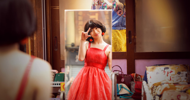 Cậu bé Kenji ngỡ ngàng với chính mình trong một bản dạng hoàn toàn khác biệt. Ảnh: Netflix