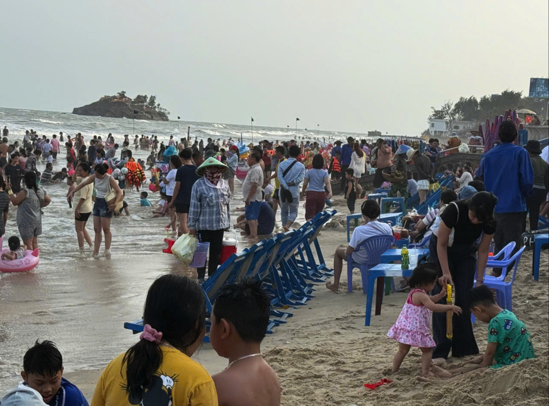 Bãi biển Vũng Tàu chiều mùng Năm tết quá tải vì quá đông du khách - Ảnh: Tống Thiên Kim 