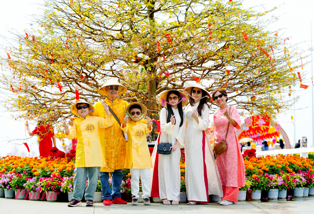 Du khách đổ xô về check-in bên 'cụ mai' 150 tuổi ở Cần Giờ. Ảnh: Q.T