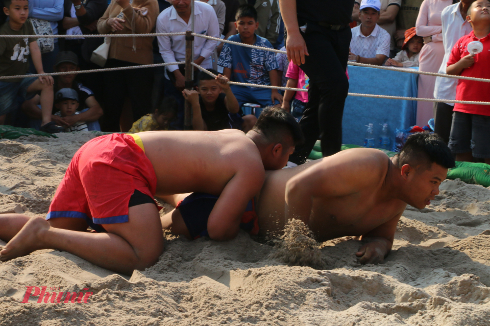 Không chỉ là một hoạt động thể thao, lễ hội còn phản ánh nét đẹp văn hóa của vùng quê Huế nói riêng và miền Trung nói chung. 