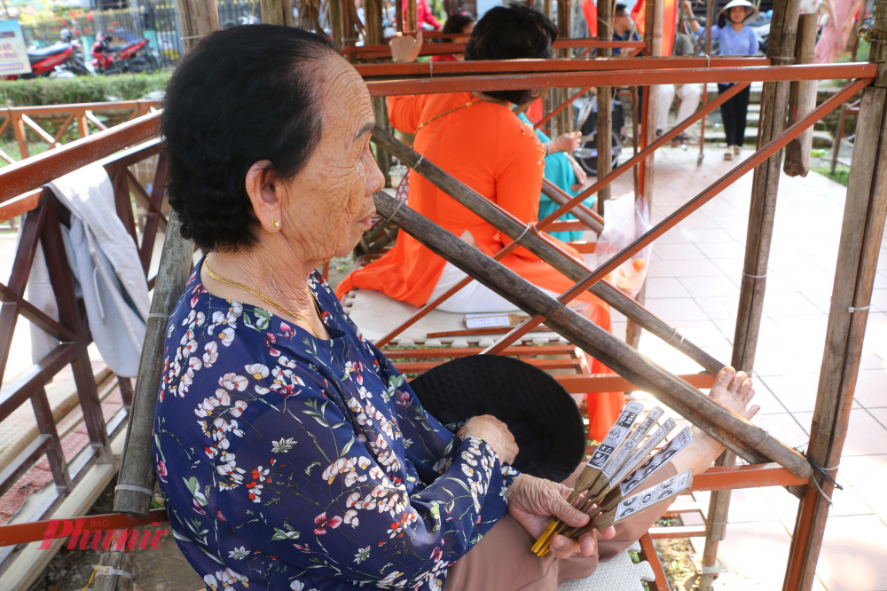 Những câu hô thai vang lên bên mái ngói rêu phong của cây cầu cổ như nhịp nối giữa quá khứ và hiện tại, giữa truyền thống và nhịp sống hiện đại.