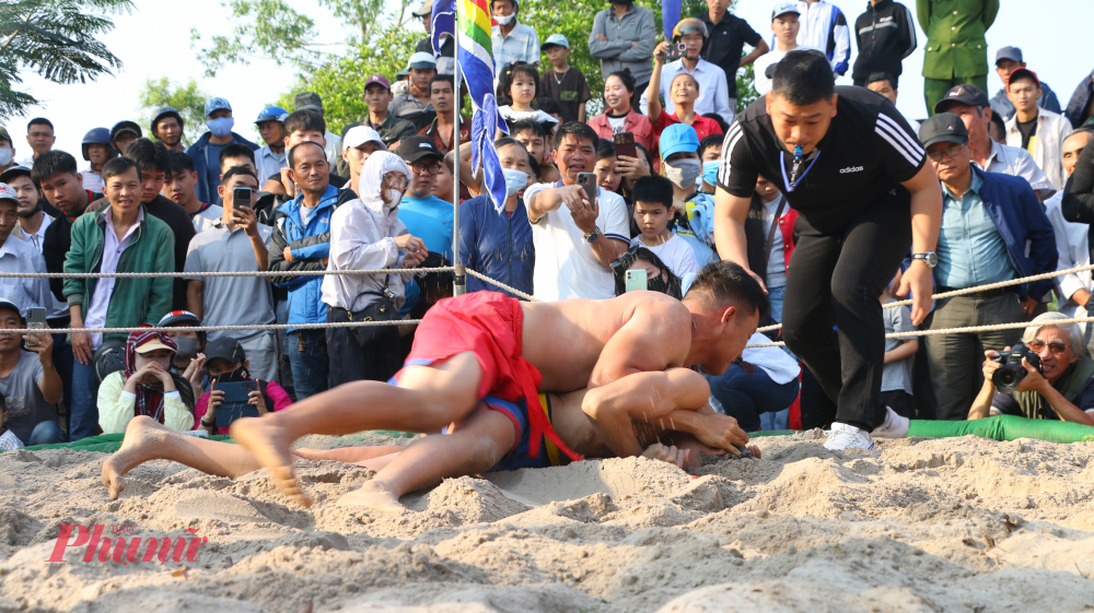 Theo các bậc cao niên trong làng, hội vật Thủ Lễ có lịch sử hàng trăm năm, gắn với truyền thống rèn luyện sức khỏe, bảo vệ quê hương của cư dân vùng sông nước