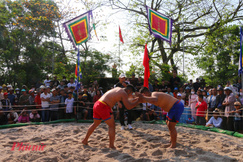 Trong những ngày đầu xuân, người dân và du khách thập phương tìm về Thủ Lễ không chỉ để xem vật mà còn để hòa mình vào không khí hội làng truyền thống – nơi tình làng nghĩa xóm được thắt chặt, thế hệ trẻ được nhắc nhớ về cội nguồn.