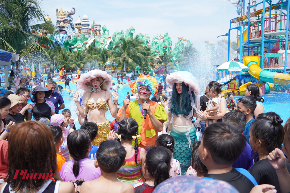 Khách tham quan khu du lịch Suối Tiên mùng 5 Tết, khu du lịch Ước tính lượng du khách đến với Suối Tiên trong dịp Tết Bính Ngọ tăng khoảng 20% so cùng kỳ năm 2025 Ảnh: Q.T