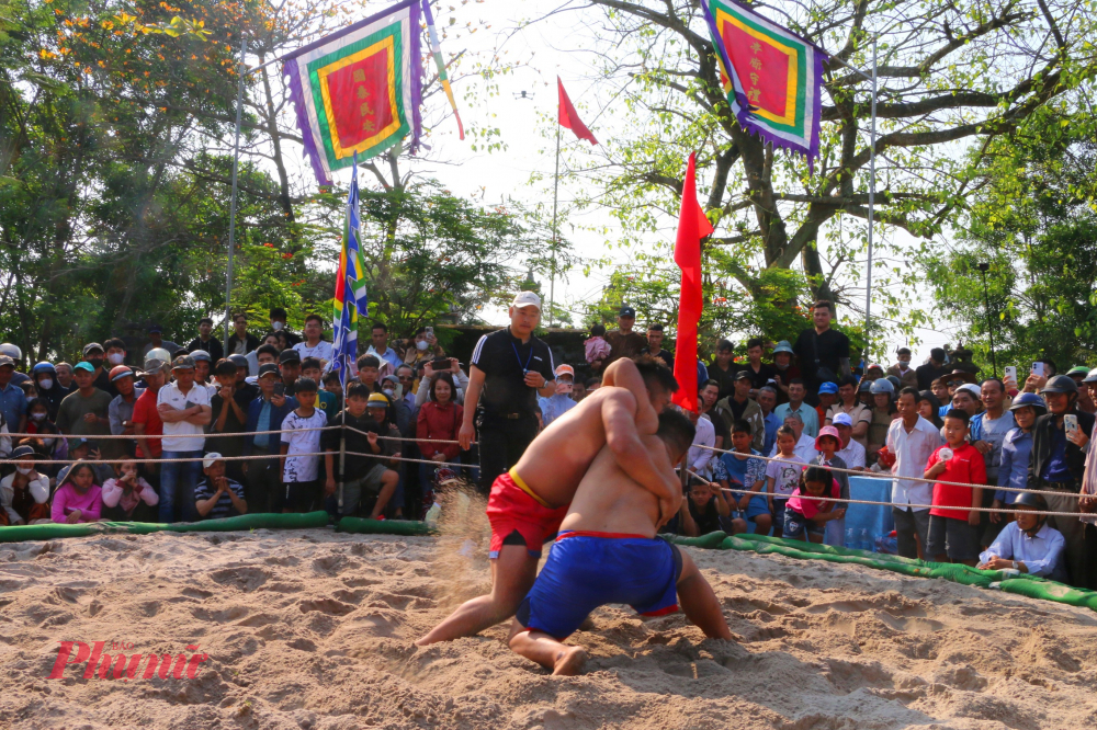 Đây không chỉ là sân chơi thể thao dân gian mà còn là dịp để người dân cầu mong sức khỏe, may mắn