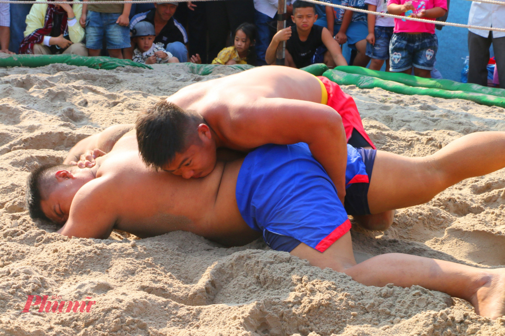Tiếp đó, hàng chục đô vật là thanh niên, thiếu niên đến từ các địa phương trên địa bàn thành phố Huế và các vùng lân cận bước vào tranh tài.