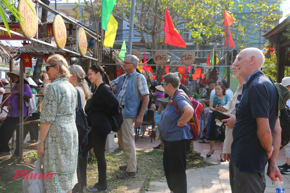 Rấ đông du khách trong và ngoài nước cùng hòa mình vào lễ hội  bên cầu ngói Thanh Toàn