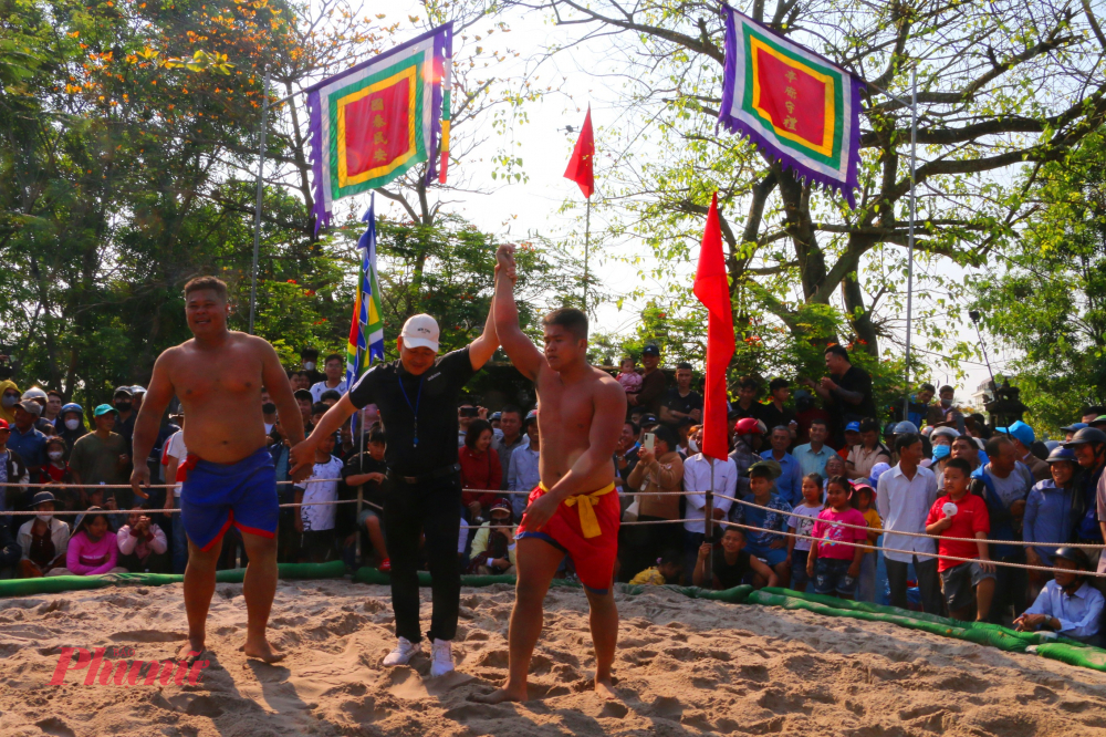 Theo thể lệ vật dân tộc, đô vật muốn giành chiến thắng phải quật ngã đối phương với đòn đánh khiến đối phương “lấm lưng, trắng bụng”.