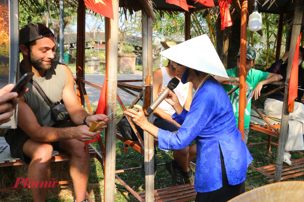 Đây không chỉ là một trò chơi dân gian ngày Tết mà còn là không gian sinh hoạt văn hóa đặc sắc, nơi cộng đồng gắn kết và gìn giữ hồn cốt quê hương trong những ngày đầu năm mới.