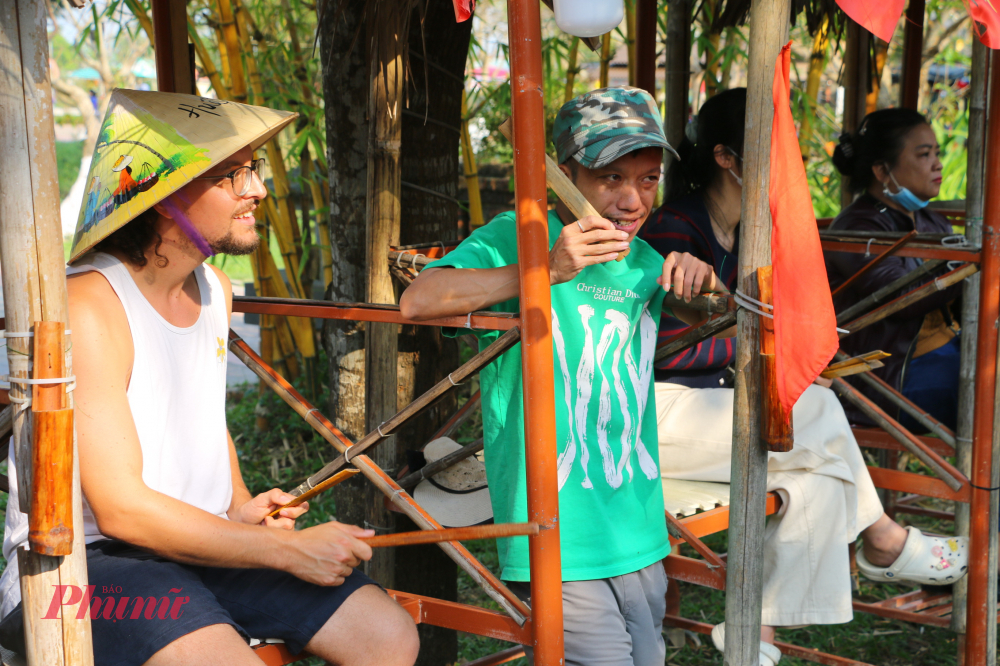 Mỗi câu hô là một màn biểu diễn nghệ thuật, khi thì dí dỏm, châm biếm nhẹ nhàng, khi thì gửi gắm ước vọng về một năm mới mưa thuận gió hòa, mùa màng bội thu. Người nghe không chỉ chăm chú đoán tên thẻ bài mà còn thưởng thức tài ứng đối và chất giọng truyền cảm của anh hiệu.