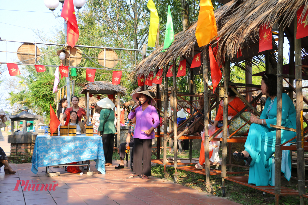 Hội bài chòi vì thế không chỉ là trò chơi dân gian mà còn là cầu nối giữa quá khứ và hiện tại, giữa cộng đồng địa phương và bạn bè bốn phương.