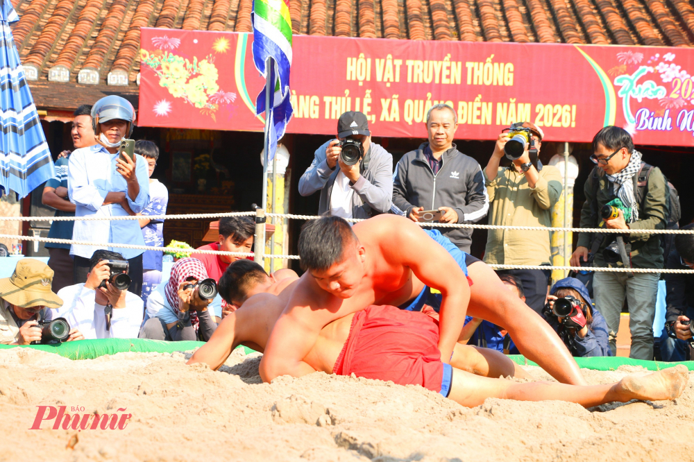 Hội vật không những thu hút thanh thiếu niên trong làng, mà còn thu hút các vận động viên, các du khách yêu mến bộ môn vật này đến tham gia, tạo nên lễ hội đầu xuân