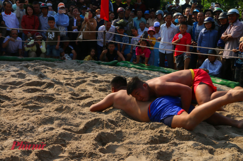 Những miếng đánh đẹp, những pha lật thế bất ngờ luôn khiến đám đông vỡ òa cảm xúc. Đặc biệt, dù thi đấu quyết liệt, các đô vật vẫn giữ tinh thần fair-play