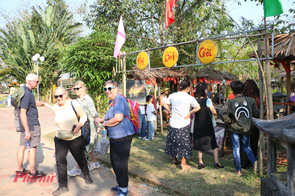 Điểm hấp dẫn nhất của hội bài chòi chính là những câu hô thai ứng tác linh hoạt, giàu hình ảnh và chan chứa tiếng cười, người cầm trịch cuộc chơi  vừa rút thẻ bài vừa cất cao giọng hô những câu thơ lục bát hoặc ca dao biến tấu, ẩn ý gọi tên con bài. 