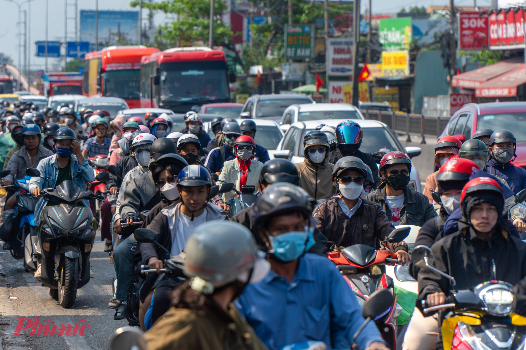Tại khu vực cửa ngõ phía Tây TPHCM, lưu lượng phương tiện bắt đầu tăng nhanh từ đầu giờ chiều. 