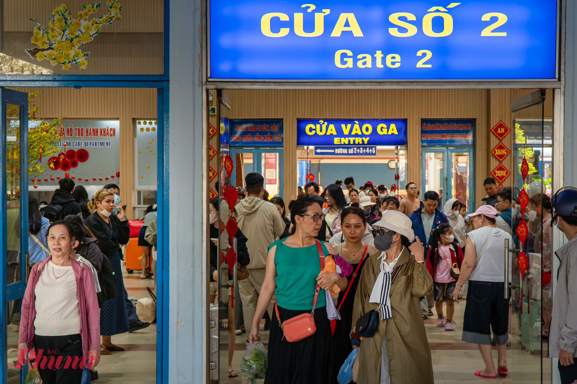  Ghi nhận của phóng viên lúc 16h30 cùng ngày, khu vực sảnh ga Sài Gòn có rất nhiều người chờ đón người thân.