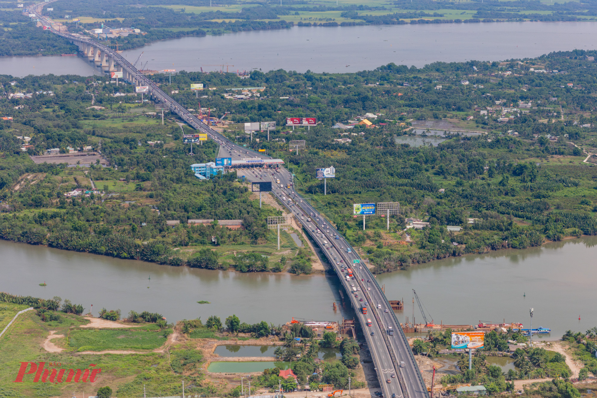 Đáng chú ý, khu vực ngay trạm thu phí Long Phước (trên địa phận TPHCM), có mật độ phương tiện di chuyển rất lớn. Tuy nhiên, tại lối ra ngay nút giao An Phú không còn ùn ứ như mọi năm.