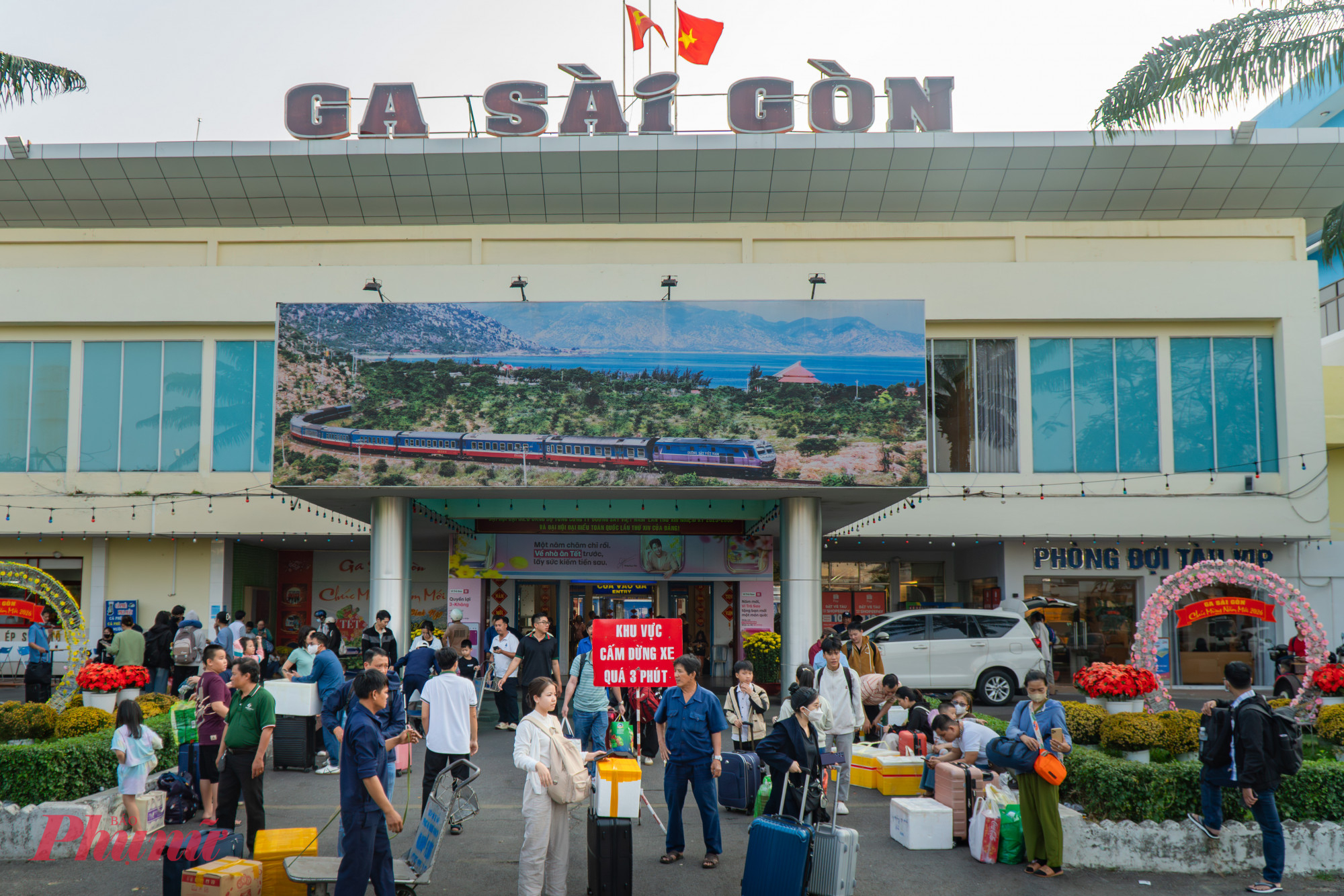 Ngoài sân ga, dù lượng khách đi tàu khá đông nhưng việc đón taxi, xe công nghệ diễn ra tương đối thuận lợi và nhanh chóng. Hành khách không còn bị quấy rầy bởi đội ngũ xe ôm như những năm trước