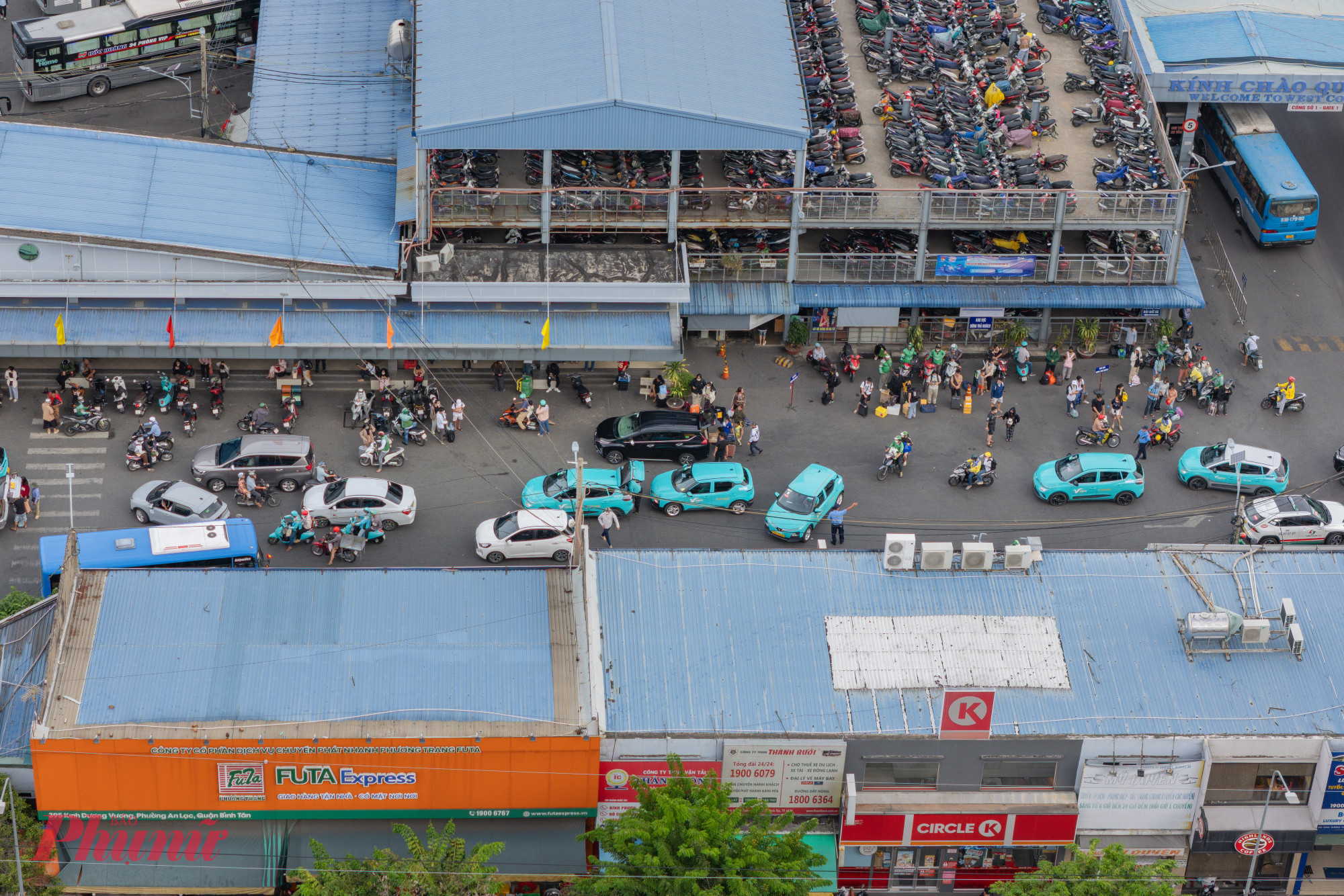 Cùng thời gian trên, tại bãi trả khách của bến xe Miền Tây có rất đông phương tiện của các nhà xe chở người dân từ các tỉnh thành phía Tây đổ về TPHCM sau kỳ nghỉ Tết nguyên đán.