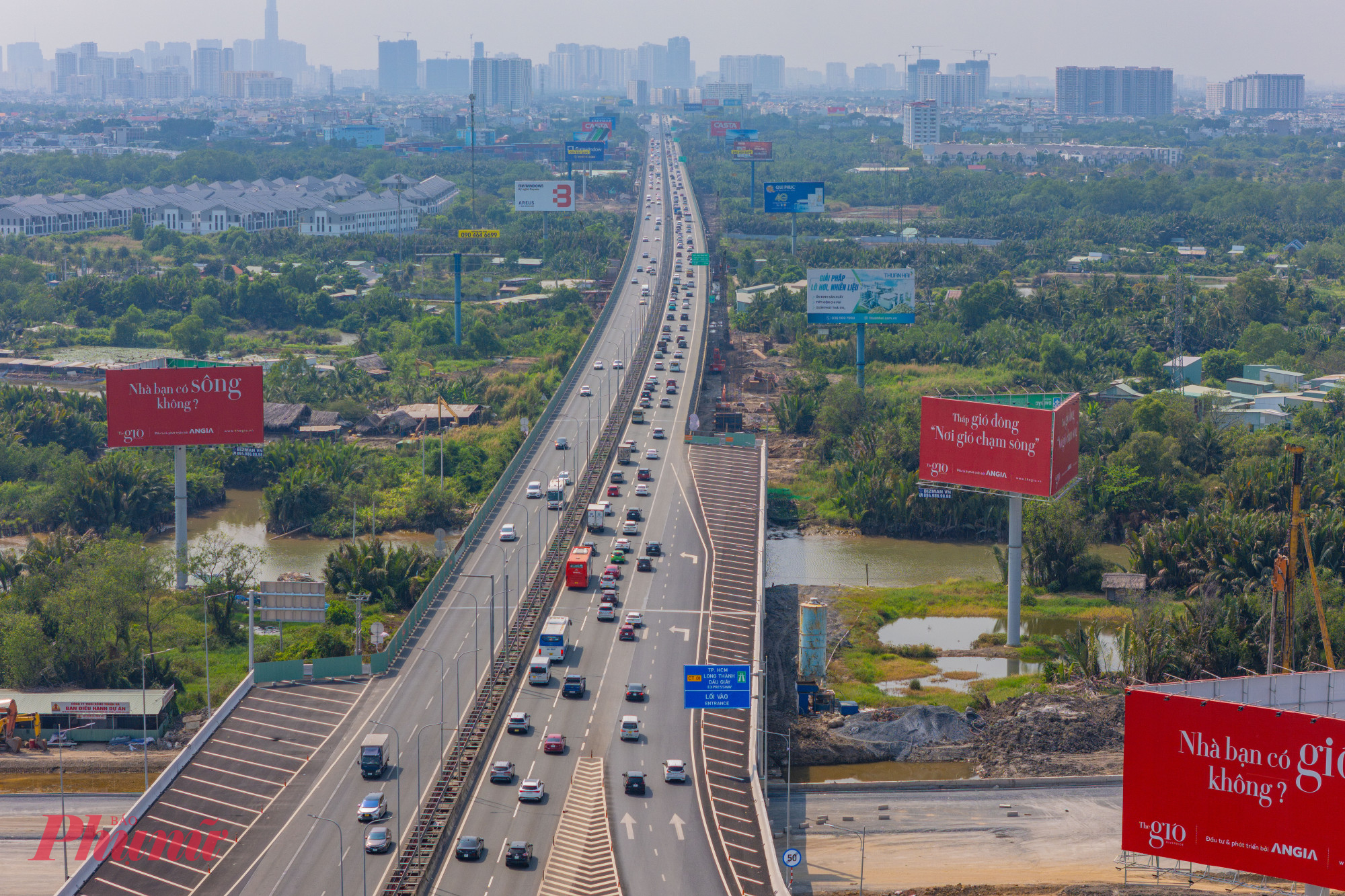  Ghi nhận tại tuyến cao tốc TPHCM - Long Thành - Dầu Giây lúc 16h20 đông kín phương tiện nối đuôi nhau di chuyển về TPHCM. Trong khi đó, ở chiều ngược lại rất thông thoáng.