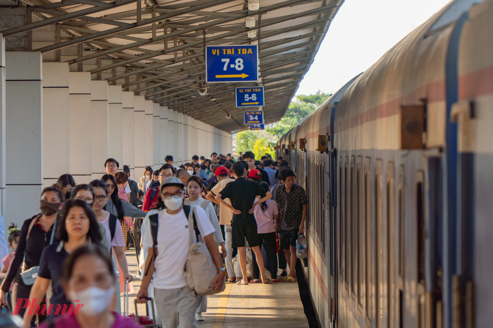 Sau hồi còi dài, tàu SE7 (Hà Nội - TPHCM) dừng hẳn, hàng trăm lượt khách nhanh chóng kéo theo vali rời khỏi tàu.