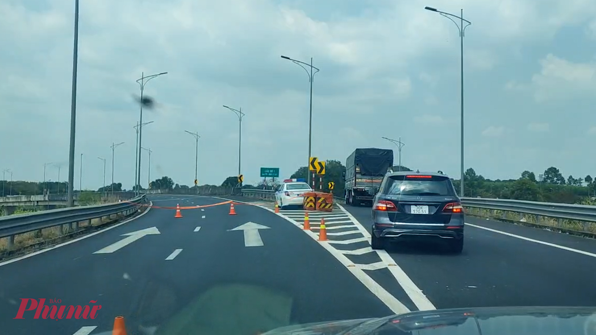 Lực lượng CSGT phải chặng tại một số lối ra vào cao tốc để giảm ùn tắc.