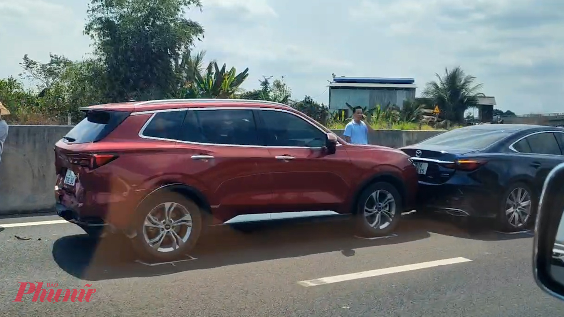 Cú tông mạnh khiến nhiều phương tiện hư hỏng nặng 