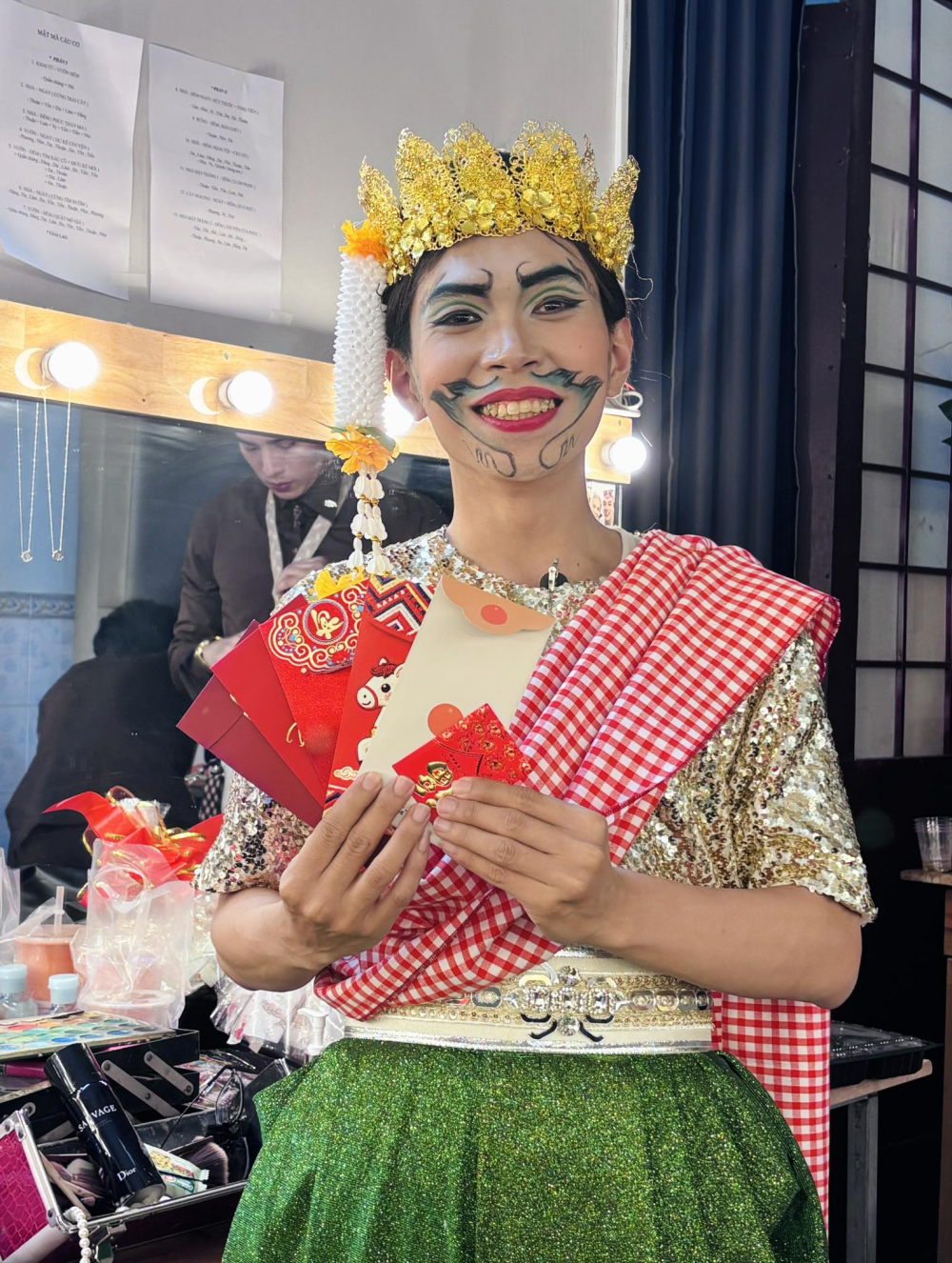 Minh Dự nhận lì xì của khán giả trong suất diễn Mật mã cầu cơ - Ảnh: Sân khấu Thế giới Trẻ.