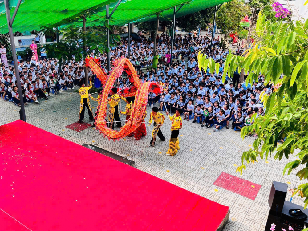 Học sinh Trường tiểu học Thuận Kiều xem múa rồng, trống hội