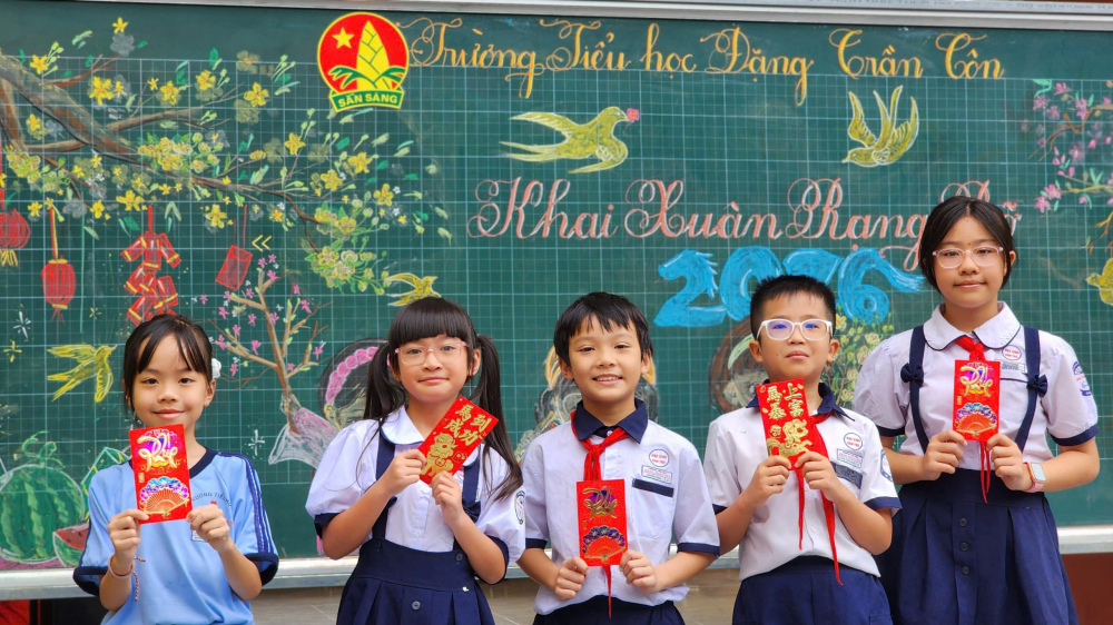 Nhận lì xì đầu năm